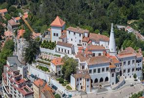 Vista da cidade de Sintra em Portugal com Pal&aacute;cio Nacional a direita