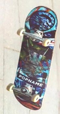 Foto de um skate colorido