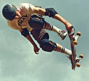 Foto de um skatista usando equipamentos de proteção
