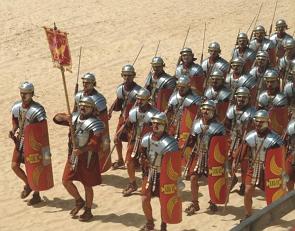 Foto atual de pessoas vestidas como soldados romanos antigas