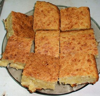 Foto de peda&ccedil;os da sopa paraguaia num prato de vidro