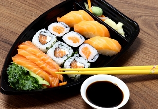 Foto de um prato de sushi japon&ecirc;s