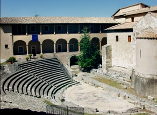 Foto do teatro romano de Espoleto