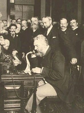 Graham Bell fazendo uma liga&ccedil;&atilde;o em seu telefone