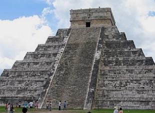 Foto do templo maia de Kukulkan, em formato de pir&acirc;mide