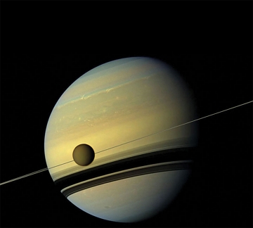 Imagem do planeta Saturno e sua lua Tit&atilde;