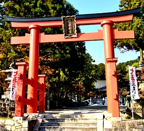 Torii na entrada de um santu&aacute;rio xinto&iacute;sta