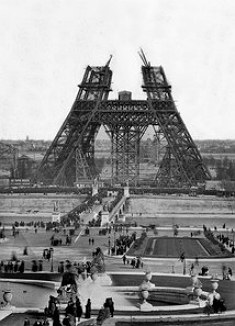 Foto da Torre Eiffel em construção