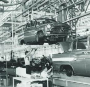 Linha de produ&ccedil;&atilde;o de autom&oacute;veis da Toyota nos anos 1960