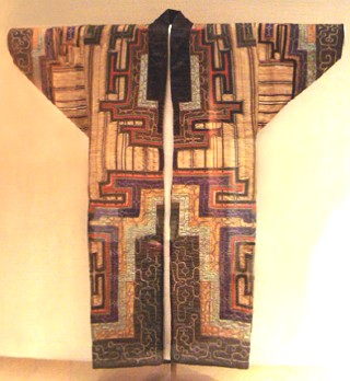 Foto de um traje cerimomial ainu
