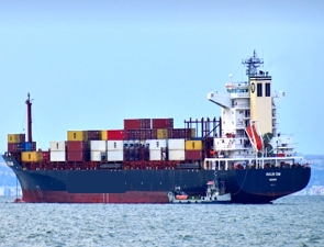 Navio de carga no mar com v&aacute;rios containers