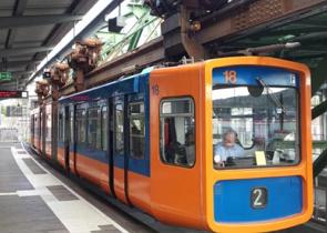 Imagem de um trem amarelo e azul na Alemanha