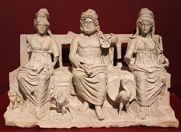 Est&aacute;tuas de 3 divindades romanas sentadas