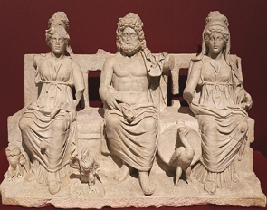 Est&aacute;tuas de 3 divindades romanas sentadas