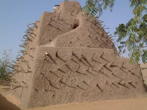 Foto de um t&uacute;mulo de cor de barro claro em formato triangular
