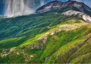 Foto de uma regi&atilde;o montanhosa com vegeta&ccedil;&atilde;o de tundra