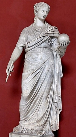 Est&aacute;tua de m&aacute;rmore de uma mulher segurando uma bola