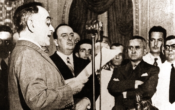 Foto de Get&uacute;lio Vargas outorgando a Constitui&ccedil;&atilde;o de 1937