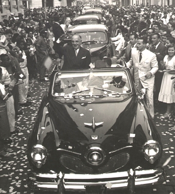 Get&uacute;lio Vargas desfilando, entre o povo de Vit&oacute;ria (ES), em 1951