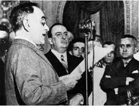 Foto de Getúlio Vargas outorgando a Constituição de 1937