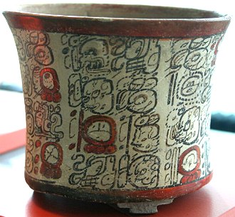 Foto de um vaso de cer&acirc;mica decorado com a escrita maia