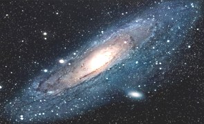 Imagem da Via Láctea em formato de disco com grande quantidade de estrelas