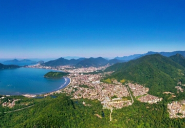 Foto de Ubatuba com barcos na marina