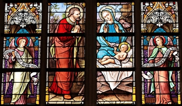 Vitral de igreja cat&oacute;lica retratando o nascimento de Jesus