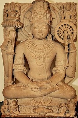 Relevo de uma figura feminina com um colar e em posição de meditação