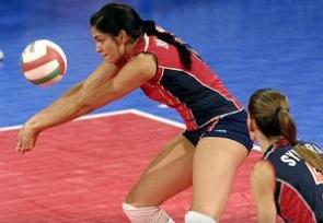 Jogadoras de voleibol durante uma partida, manchete.