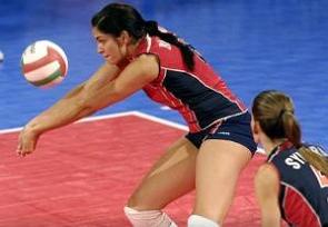 Jogadoras de voleibol durante uma partida, manchete.