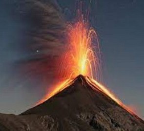 Vulcao em erupção soltando fumaça e lava na parte superior