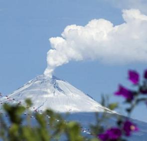 Foto do vulcão mexicano Popocatépetl soltando fumaça