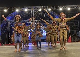 Foto mostrando uma apresenta&ccedil;&atilde;o de um grupo de Xaxado