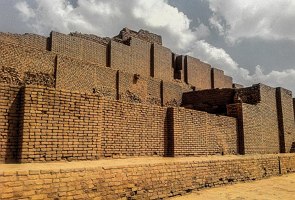 Foto de uma constru&ccedil;&atilde;o grande de tijolos na cor marrom e formato triangular