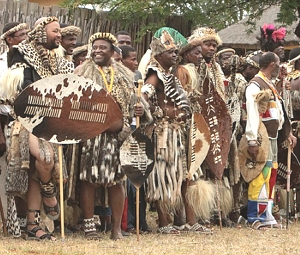 Foto de zulus atuais se preparando para uma dan&ccedil;a